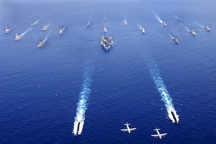 Giống như tàu sân bay lớp Nimitz khác, USS Ronald Reagan có thể chở đến 90 máy bay các loại, tập trung chủ yếu là tiêm kích trên hạm F/A-18E/F Super Hornet, máy bay cảnh báo sớm E-2C, trực thăng hải quân SH-60F Seahawk và máy bay vận tải hải quân C-2A Greyhound. Nguồn ảnh: Wikipedia.