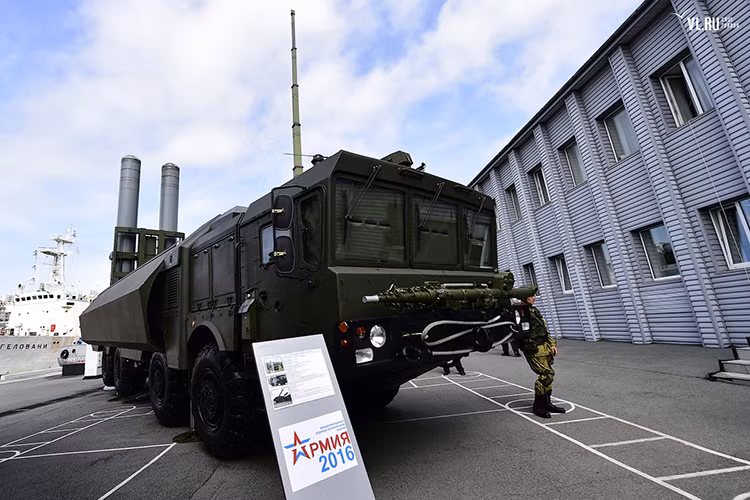 Có một điều đặc biệt là P-800 Oniks hiện tại chính là trái tim của tổ hợp tên lửa phòng thủ bờ biển K-300P Bastion-P, vũ khí phòng vệ bờ biển được đánh giá là mạnh nhất trên thế giới hiện tại. Với khả năng tiêu diệt mục tiêu từ khoảng cách lên đến 350km với hành trình bay lên đến Mach 2.5 gần như không thể bị đánh chặn. Nguồn ảnh: newsvl.ru.