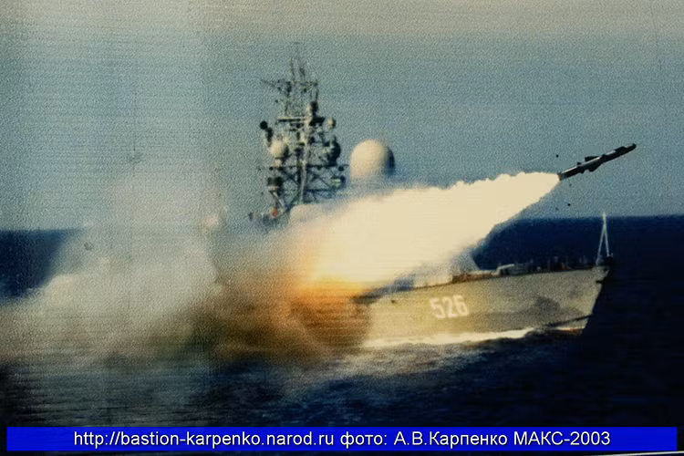 Mối liên hệ giữa BrahMos và P-800 Oniks bắt đầu từ cuối những năm 1990, khi Ấn Độ và Nga bắt đầu phát triển các chương trình hợp tác quân sự chung. Trong đó trọng tâm là chương trình nghiên cứu phát triển tên lửa tấn công tiên tiến. Và một liên doanh tên lửa giữa hai nước được ra đời vào đầu năm 1998 lấy tên là BrahMos, đây cũng là cái tên được đặt cho dòng tên lửa tấn công đầu tiên của họ. Nguồn ảnh: bastion-karpenko.