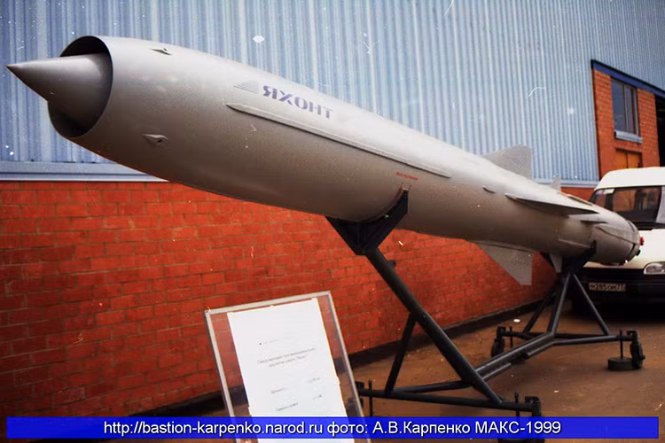 Trong giai đoạn đầu phát triển của BrahMos, phía Ấn Độ muốn sử dụng nền tảng của tên lửa hành trình P-700 Granit cho thiết kế tên lửa hành trình siêu thanh mới, nhưng phía Nga lại muốn sử dụng tên lửa hành trình P-800 Oniks do nó có thiết kế tiên tiến hơn bởi P-700 vào thời điểm đó đã quá lỗi thời. Mặt khác P-800 không chịu ảnh hưởng bởi hiệp định kiểm soát công nghệ tên lửa còn P-700 thì ngược lại. Nguồn ảnh: bastion-karpenko.