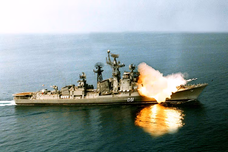 Dù vậy BrahMos vẫn tỏ ra nổi trội hơn đối với biến thể trên hạm, khi khả năng tác chiến của nó đã được chứng minh trong suốt quá trình BrahMos được phát triển. Quá trình tích hợp BrahMos lên các tàu chiến thông thường cũng khá đơn giản do nó có kích thước khá gọn và công nghệ điều khiển cũng cho phép tương thích với nhiều loại nền tảng khác nhau. Nguồn ảnh: WordPress.com.