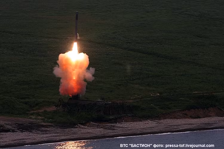 Hiện tại, chỉ có ba quốc gia trên thế giới được trang bị K-300P gồm Nga, Syria và Việt Nam. Bản thân Hải quân Nga cũng mới đưa vào trang bị K-300P từ năm 2015 còn Việt Nam là từ năm 2011 đồng nghĩa với việc ta là nước đầu tiên sở hữu tổ hợp phòng thủ bờ biển tiên tiến này. Nguồn ảnh: bastion-karpenko.