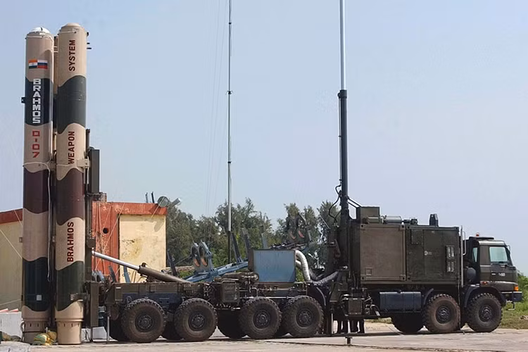 Và cũng dễ hình dung được điều này khi BrahMos được Ấn Độ phát triển thành bốn biến thể triển khai trên nhiều nền tảng khác nhau gồm: phóng từ tàu, tàu ngầm, máy bay và các tổ hợp phóng di động trên mặt đất. Càng bất ngờ hơn khi nguồn gốc của BrahMos lại đến từ một cái tên khá quen thuộc là P-800 Oniks, dòng tên lửa chống hạm siêu thanh đình đám một thời của Nga. Nguồn ảnh: dokwar.ru.