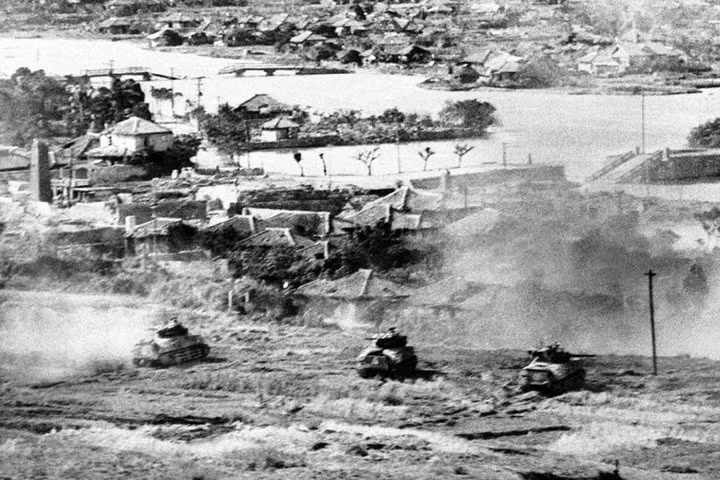 Xe tăng của sư đoàn thủy quân lục chiến số 6 rà soát thành phố Naha, thủ phủ của Okinawa, Nhật Bản, vào ngày 27/5/1945. Nguồn ảnh: AP.