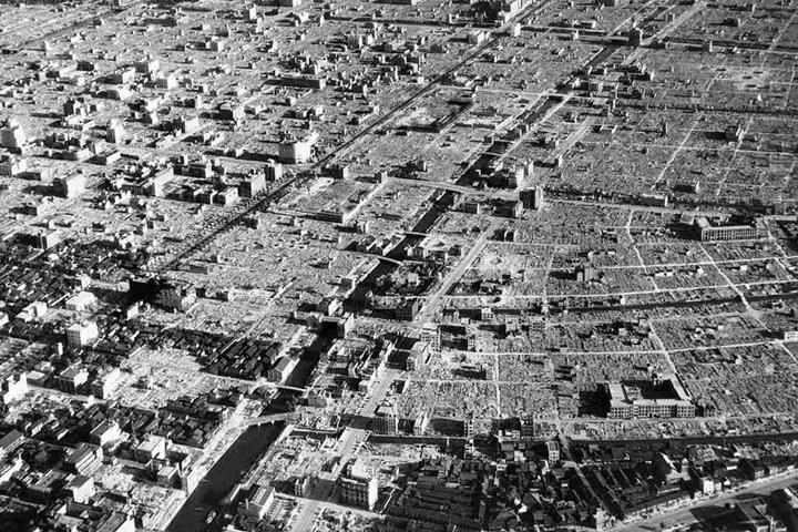 Cảnh tàn phá kinh hoàng mà các máy bay ném bom của Mỹ gây ra cho thành phố Tokyo. Ảnh chụp vào ngày 10/9/1945. Nguồn ảnh: AP.
