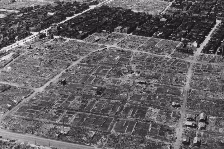 Cảnh tượng tro tàn ở Tokyo (Nhật Bản) vào năm 1945 sau khi bị ném bom cháy. Có một dải nhà may mắn không bị phá hủy. Nguồn ảnh: AP.