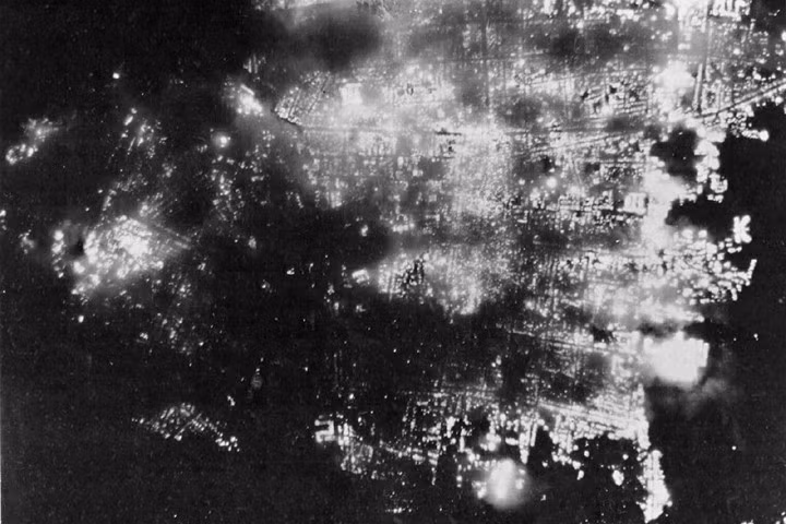 Cảnh tượng bốc cháy về đêm ở thành phố Toyama, Nhật Bản, vào ngày 1/8/1945, sau khi 173 oanh tạc cơ B-29 của Mỹ trút bom cháy. Toyama bị phá hủy tới 95,6%. Nguồn ảnh: AP.