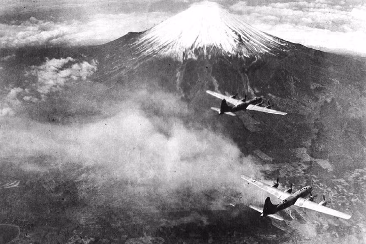 Đội hình pháo đài bay B-29 thuộc Không đoàn Oanh tạc cơ số 73 bay qua ngọn núi Phú Sĩ, Nhật Bản, năm 1945. Nguồn ảnh: AP.