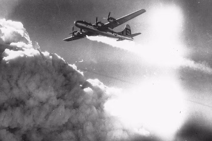 Máy bay B-29 của không quân Mỹ (hồi đó nằm trong lục quân Mỹ) bị bốc cháy khi bay qua thành phố Kobe của Nhật Bản vào ngày 17/7/1945. Nguồn ảnh: AP.