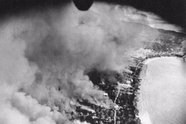 Lửa cháy lan rộng ở khắp thành phố Tarumiza, Kyushu, Nhật Bản, sau khi lãnh trọn các trái bom cháy từ phi đoàn 499 và liên đoàn 345. Nguồn ảnh: AP.