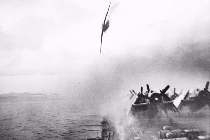 Các pháo thủ phòng không trên tàu sân bay USS Sangamon nhả cơn mưa đạn vào một chiếc máy bay Thần Phong của Nhật định đánh đắm con tàu này, ở khu vực quần đảo Ryukyu ngày 4/5/1945. Nguồn ảnh: AP.