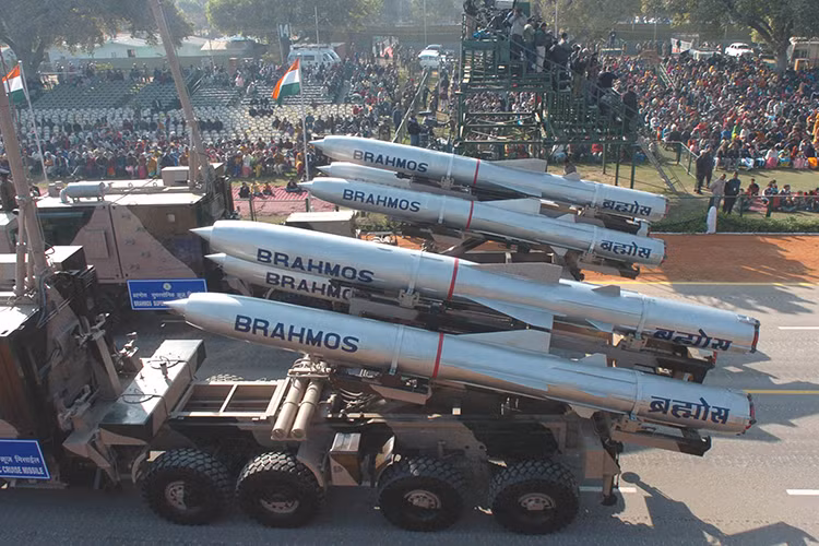 Quay lại BrahMos, mẫu tên lửa hành trình siêu thanh này nặng khoảng 3 tấn, dài 8,4m, đường kính thân 0,6m và trang bị một đầu đạn bán xuyên giáp nặng 200kg có khả năng triển khai vũ khí hạt nhân chiến thuật. Nguồn ảnh: defence.pk.