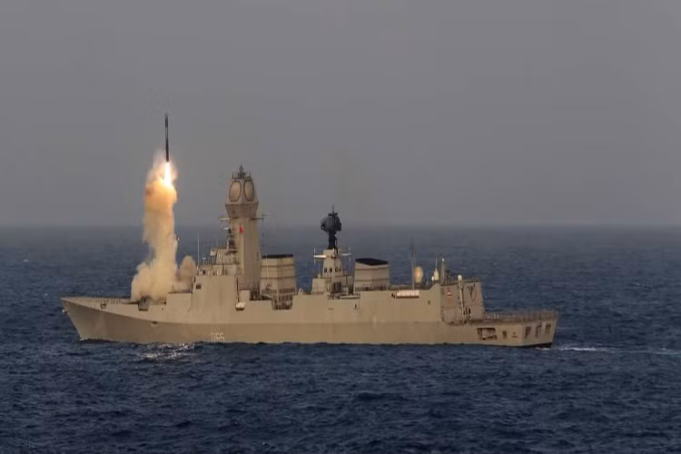 Dù vậy cho tới nay, liên doanh BrahMos vẫn chưa công bố bất kỳ thông tin nào về tên lửa BrahMos 2 ngoài trừ mô hình được giới thiệu vào năm 2013. Trong khi đó Ấn Độ đã đưa vào trang bị hàng loạt BrahMos với các biến thể trên tàu chiến mặt nước, bệ phóng di động trên mặt và đang thử nghiệm các biến thể trên tàu ngầm và tiêm kích đa năng. Nguồn ảnh: Reddit.