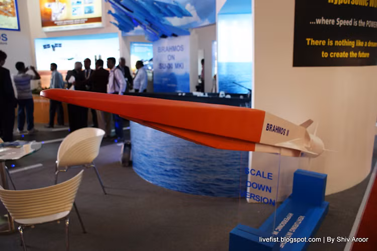BrahMos là liên doanh chế tạo tên lửa giữa Nga và Ấn Độ bao gồm cục thiết kế NPO Mashinostroeyenia của Nga và Viện nghiên cứu và phát triển bộ quốc phòng (DRDO ) của Ấn Độ. Và dòng sản phẩm chính của liên doanh này chính là tên lửa hành trình siêu thanh BrahMos. Trong ảnh là biến thể BrahMos 2 được BrahMos giới thiệu trong một triển lãm quốc phòng tại Ấn Độ vào năm 2013. Nguồn ảnh: vpk.name.