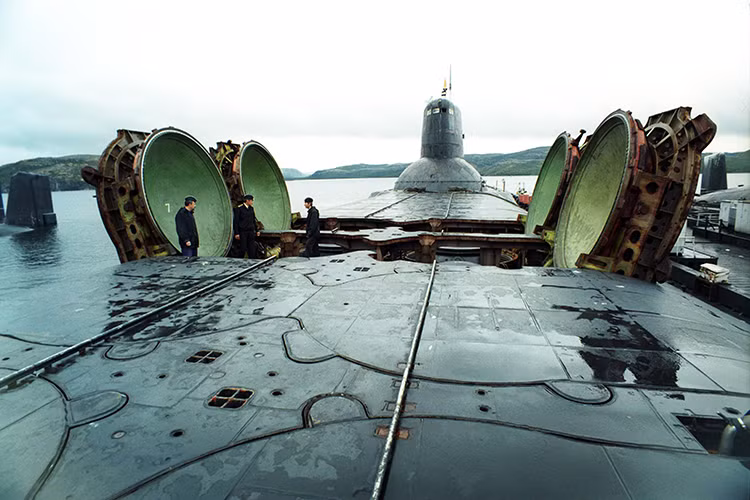 Tầm bắn của RSM-52 có thể đạt tới hơn 8.000km, đồng nghĩa với việc Akula không cần di chuyển ra khỏi căn cứ nó vẫn có thể tấn công được các mục tiêu cách đó hàng ngàn km. Đây chính là lý do vì sao trong suốt Chiến tranh Lạnh NATO luôn xem Akula như một con quái vật giữa biển cả, và sẵn sàng đánh chìm nó bằng mọi giá khi cần thiết. Nguồn ảnh: Reddit.
