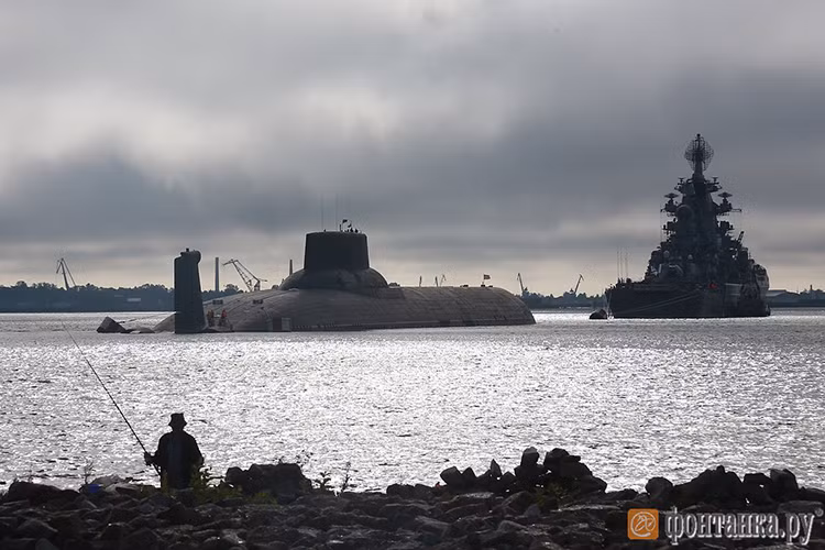 Ngoài sức mạnh tấn công hạt nhân, một điều khác khiến Akula luôn trở nên nổi bật khi xuất hiện chính là kích thước khổng lồ của nó, và nếu chỉ xét về hình dáng Akula không hề kém cạnh với bất cứ tàu tuần dương hay khinh hạm nào của Hải quân Liên Xô trước đây vốn cũng được mệnh danh lớn nhất nhì thế giới. Khi nổi trên mặt nước Akula gần như là một hòn đảo nhân tạo giữa biển cả. Nguồn ảnh: Twitter.