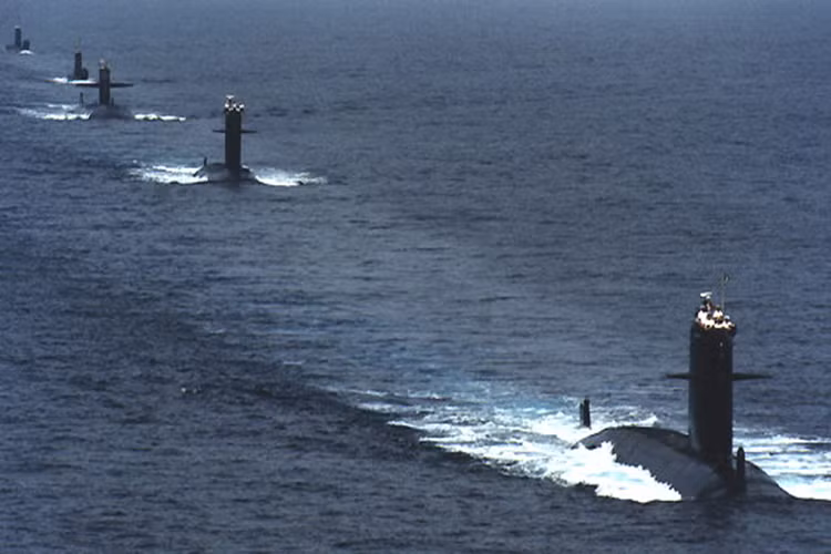 Điểm nhấn duy nhất của Rubis có lẽ chỉ có mình hệ thống động lực đẩy chạy bằng hạt nhân của nó, người Pháp đã khá hào phóng khi trang bị cho Rubis môt lò phản ứng hạt nhân K48 có công suất 48 MW, cùng hai máy phát điện xoay chiều, một động cơ điện 7 MW và động cơ diesel phụ trợ. Hệ thống năng lượng như trên thực sự là quá nhiều so với một tàu ngầm tấn công cỡ nhỏ như Rubis. Nguồn ảnh: Pinterest.