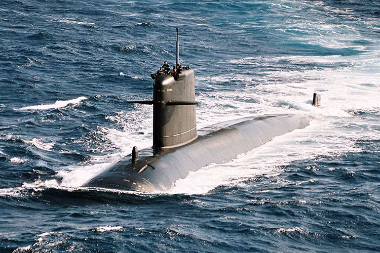 Khi phương Tây so sánh các tàu ngầm tấn công lớp thông thường của mình với Nga thì họ chẳng có cái tên nào nổi bật hơn Kilo, lớp tàu ngầm tấn công diesel-điện chủ lực của Hải quân Nga. Tuy nhiên, họ vẫn còn một cái tên nữa đủ khả năng đánh bại Kilo trong thực chiến, đó là Rubis, lớp tàu ngầm tấn công hạt nhân nhỏ nhất thế giới của Hải quân Pháp. Nguồn ảnh: Mer et Marine.