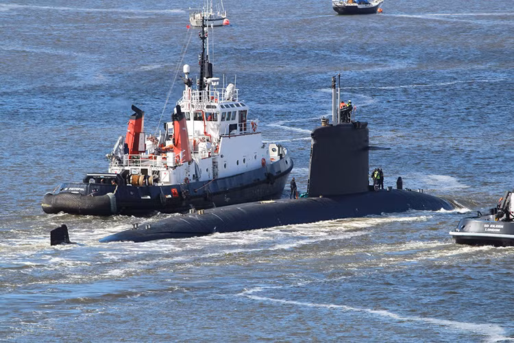 Đối với người Pháp, Rubis gần như là một sai lầm mang tính chiến lược khi cho ra đời một mẫu tàu ngầm tấn công hạt nhân quá nhỏ, bởi nó không thể giúp họ hoàn tất được bộ ba răn đe hạt nhân. Mà điều này mãi đến năm 1997 mới được hiện thực hóa với lớp tàu ngầm hạt nhân mang theo tên lửa đạn đạo Triomphant, cũng do Pháp tự phát triển. Nguồn ảnh: wrightys-warships.