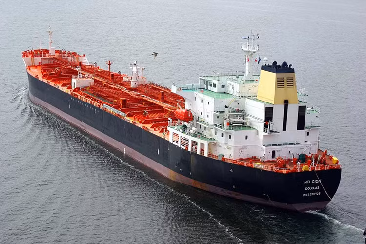 Thời điểm diễn ra vụ va chạm trên là khoảng 5h34 sáng ngày hôm nay, còn tàu chở dầu va chạm với USS John S. McCain là tàu Helcion thuộc một công ty vận tải hàng hải của Australia. Helcion có lượng giãn nước khoảng 50.000 tấn còn USS John S. McCain chỉ khoảng 9.000 tấn, hiện vẫn chưa rõ thiệt hại của hai tàu trên sau vụ va chạm. Nguồn ảnh: Helderline.nl.