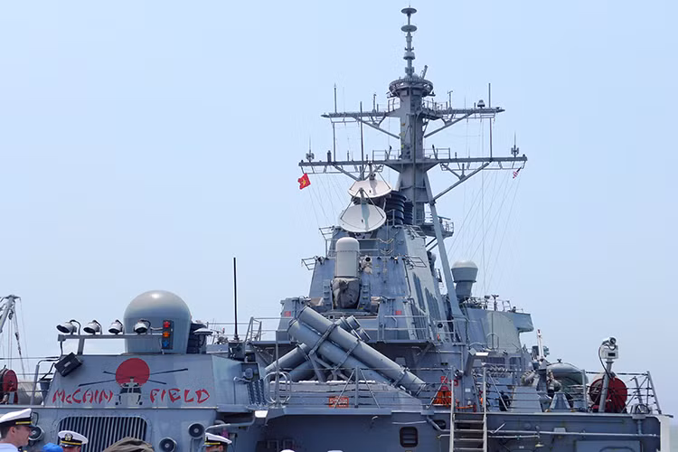Ngoài hệ thống chỉ huy chiến đấu hết hợp, USS John S. McCain còn trang bị một loạt ra đa hỗ trợ khác như ra đa tìm kiếm trên biển AN/SPS-67(V)2, AN/SPS-73(V)12, hệ thống định vị siêu âm AN/SQS-53C, hệ thống tác chiến điện tử AN/SLQ-32(V)2 và nhiều thiết bị hỗ trợ khác. Vậy không hiểu tại sao với một loạt khí tài điện tử như trên USS John S. McCain lại không thể nhận ra tàu chở dầu Helcion. Nguồn ảnh: Đời sống và Pháp luật.