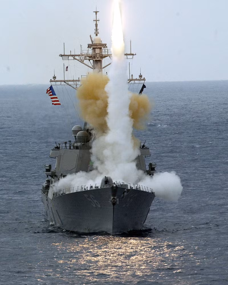 Nhìn chung kho tên lửa tấn công lẫn phòng thủ trên USS John S.McCain khá toàn diện với các tên lửa phòng không trên hạm RIM-156 SM-2 (có tầm bắn 170km), tên lửa hành trình Tomahawk (tầm bắn hàng nghìn km), tên lửa chống hạm Harpoon và tên lửa chống ngầm RUM-139 VL-ASROC. Nguồn ảnh: Wikipedia.