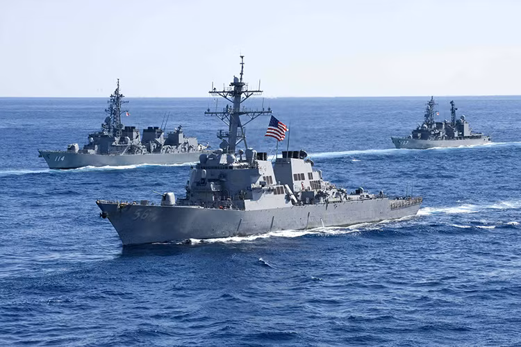Khu trục hạm USS John S.McCaine (DDG-56) là một trong những chiến hạm Aegis mạnh nhất của Hải quân Mỹ. Nó được hạ thủy vào ngày 26/9/1992, chính thức biên chế tháng 7/1994. Con tàu được đặt theo tên ông nội và cha của Thượng nghị sĩ John S. McCain III. Những chỉ huy danh tiếng của Hải quân Mỹ trong chiến tranh Thế giới thứ 2. Nguồn ảnh: Maritime Quest.