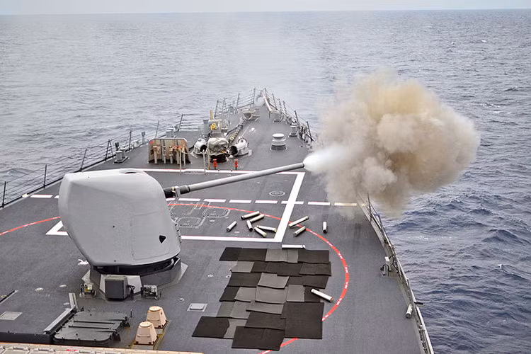 Kho vũ khí của USS John S.McCain (DDG-56) cũng khá đa dạng với khả năng triển khai 98 tên lửa các loại trong 90 ống phóng thẳng đứng hệ thống Mk41 VLS và 8 ống phóng nghiêng. Ngoài ra nó còn được trang bị một hải pháo 127mm Mark 45 và một loạt vũ khí đánh chặn tầm gần. Nguồn ảnh: Wikipedia.