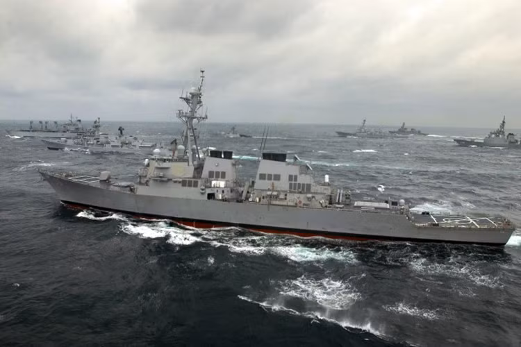USS John S. McCain (DDG-56) hiện thuộc Liên đội tàu khu trục số 15, Hạm đội 7, đóng căn cứ tại Yokosuka, Nhật Bản. Nó có lượng giãn nước toàn tải khoảng 8.900 tấn, dài 154m, rộng 20m, mớn nước 9,4m. Con tàu được vũ trang hệ thống chiến đấu tối tân nhất thế giới hiện nay. Nguồn ảnh: Maritime Quest.