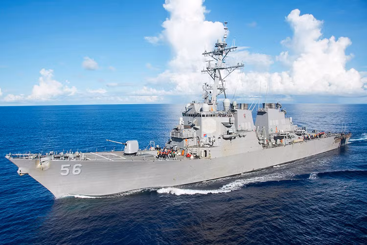 Theo Tờ The Guardian đưa tin, vào rạng sáng nay khu trục hạm mang tên lửa USS John S. McCain của Hải quân Mỹ đang hoạt động vùng biển phía đông Singapore và Eo biển Malacca đã va chạm với một tàu chở dầu khi cả hai đang di chuyển trên vùng biển này. Theo thông tin ban đầu có được có thủy thủ đoàn của USS John S. McCain mất tích ít nhất 10 người và 5 người khác bị thương. Nguồn ảnh: The Guardian.