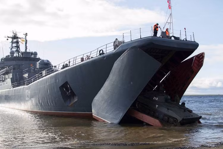 Theo Bộ Quốc phòng Nga đưa tin cho hay, hôm 21/8 vừa rồi Hạm đội Biển Bắc của nước này vừa có đợt diễn tập đổ bộ chiến thuật tại Bán đảo Taymyr một trong những cửa ngõ dẫn vào Bắc Cực nằm bên trong lãnh thổ của Nga. Cũng theo Bộ Quốc phòng Nga cuộc tập trận trên chỉ là một hoạt động quân sự thường niên của Hạm đội Biển Bắc trong khu vực. Nguồn ảnh: Denis S.