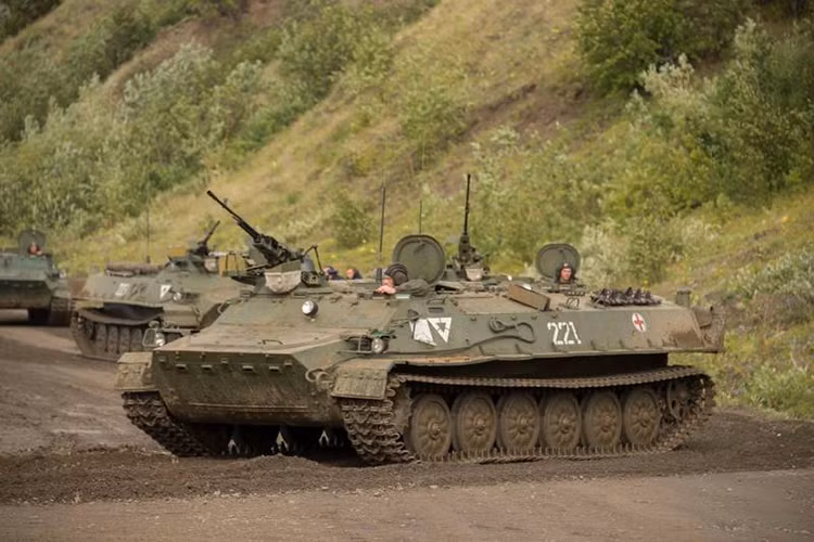 Các loại phương tiện bọc thép chính tham gia đợt tập trận trên của Hạm đội Biển Đen gồm xe bọc thép chở quân BTR-82A, xe bọc thép đổ bộ đường không BMD-3, xe bọc thép đa năng MT-LBV, pháo tự hành 2S1 Gvozdika và xe bọc thép lưỡng dụng TTM-4902PS-10 chuyên hoạt động tại môi trường vùng cực của Quân đội Nga. Nguồn ảnh: Denis S.