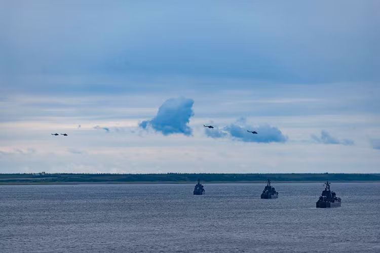 Trong ảnh là dàn tàu đổ bộ của Hạm đội Biển Bắc tham gia diễn tập đổ bộ tại Taymyr, trên bầu trời còn có sự xuất hiện của phi đội trực thăng vận tải quân sự Mi-8 tham gia thả quân cho các đơn vị đổ bộ đường không. Nguồn ảnh: Denis S.
