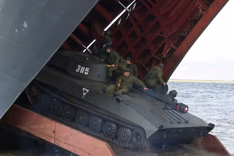 Trong đợt tập trận lần đầu tiên vào năm 2015 tại Bán đảo Taymyr, Quân đội Nga từng huy động hơn 1.000 binh sĩ, cùng 40 máy bay quân sự các loại và hàng trăm phương tiện cơ giới với các nội dung diễn tập và thực binh liên quan đến tác chiến đổ bộ, phòng chống khủng bố và diễn tập phòng thủ. Nguồn ảnh: Denis S.