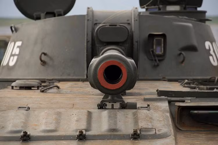 Cận cảnh pháo chính 122mm của 2S1 Gvozdika, nó được phát triển dựa trên mẫu lựu pháo 122 mm 2A18 (D-30), với tầm bắn tiêu chuẩn hơn 15km hoặc 21km với đạn tăng tầm. Tốc độ bắn của 122 mm 2A18 là khoảng 1-2 phát/phút trong điều kiện tác chiến thông thường. Nguồn ảnh: Denis S.