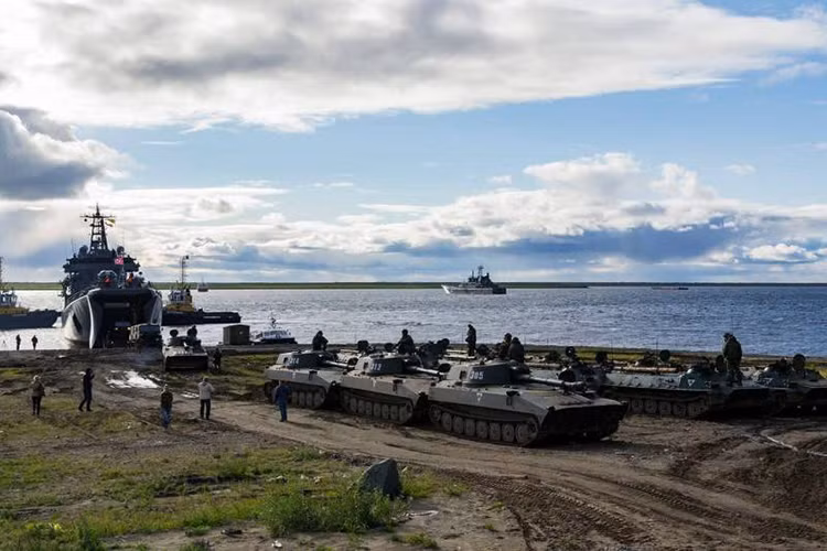 Được biết, lực lượng tham gia cuộc tập trận trên chủ yếu đến từ các đơn vị Lính thủy đánh bộ và đổ bộ đường không thuộc Hạm đội Biển Bắc và Quân khu Trung Tâm. Bên cạnh các tàu đổ bộ cỡ lớn Hạm đội Biển Bắc còn cho triển khai khoảng 30 phương tiện bọc thép tham gia đợt tập trận tại Taymyr. Nguồn ảnh: Denis S.