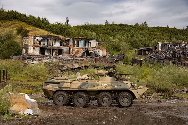 Một chiếc BTR-82A, xe bọc thép chở quân tiêu chuẩn của lính thủy đánh bộ Nga với khả năng lội nước khoảng 10km/h. Nguồn ảnh: Denis S.