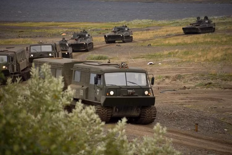 Trong ảnh là đoàn xe cơ giới dẫn đầu là TTM-4902PS-10, tiếp theo sau đó là pháo tự hành 2S1 Gvozdika tham gia tập trận ở Bán đảo Taymyr. Nguồn ảnh: Denis S.