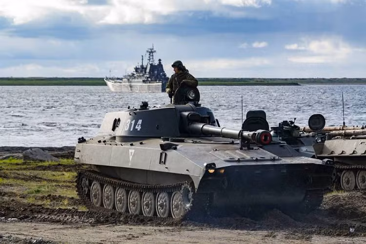 Dù có tuổi thọ đã hơn 40 năm nhưng 2S1 Gvozdika vẫn là một trong những dòng pháo tự hành chủ lực của Quân đội Nga, khi nước này bắt đầu hạn chế và loại các đơn vị pháo kéo thông thường vốn thường bị đánh giá là kém cơ động. Trong khi đó với khung gầm bánh xích 2S1 Gvozdika tỏ ra hiệu quả hơn nhiều. Nguồn ảnh: Denis S.