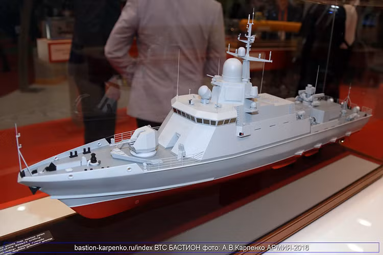 Có một điểm hơi đáng tiếc ở các tàu Karakurt đầu tiên gồm “Uragan” và “Typhoon” là việc chúng vẫn chưa được trang bị Pantsir-M và một số trang thiết bị điện tử khác do lớp tàu này vẫn đang trong quá trình được hoàn thiện. Thay vào đó “Uragan” và “Typhoon” sẽ được trang bị bộ đôi tổ hợp vũ khí đánh chặn tầm gần AK-630M. Nguồn ảnh: bmpd.livejournal.