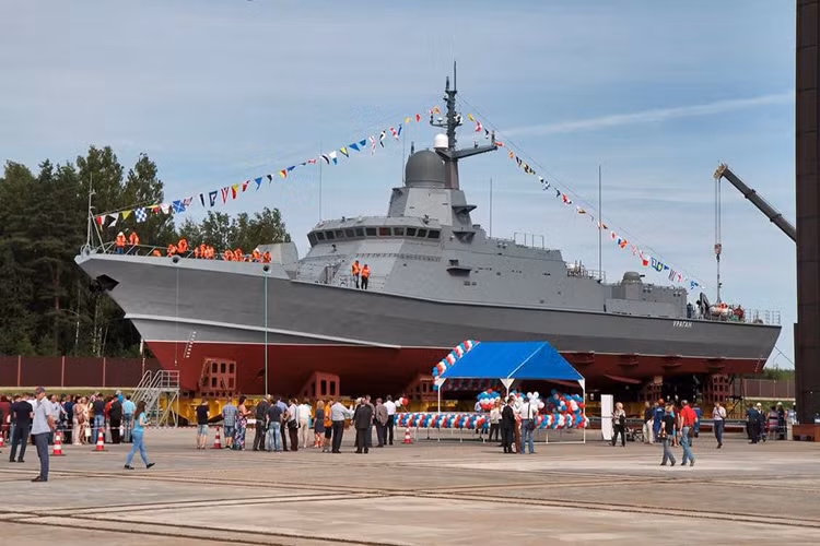 Dĩ nhiên về cấu hình vũ khí và trang thiết bị điện tử Karakurt được trang bị tốt hơn hẳn Buyan-M, khi nó được tích hợp hầu hết các loại vũ khí hiện đại nhất của Hải quân Nga hiện nay như hải pháo AK-176, tổ hợp ống phóng tên lửa thẳng đứng UKSK, tổ hợp tên lửa phòng không trên hạm Pantsir-M ... Nguồn ảnh: bmpd.livejournal.