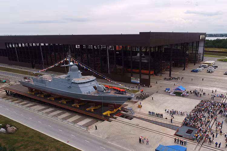 Tàu “Uragan” được nhà máy Pella khởi đóng từ năm 2015 và chỉ sau hai năm đã được hạ thủy, kế nó còn có tàu “Typhoon” dự kiến cũng sẽ được hạ thủy trong năm sau. Trong tương lai hầu hết các tàu thuộc Project 22800 đều sẽ được biên chế cho Hạm đội Biển Đen như một phần kế hoạch hiện đại hóa hạm đội này của Hải quân Nga. Nguồn ảnh: bmpd.livejournal.