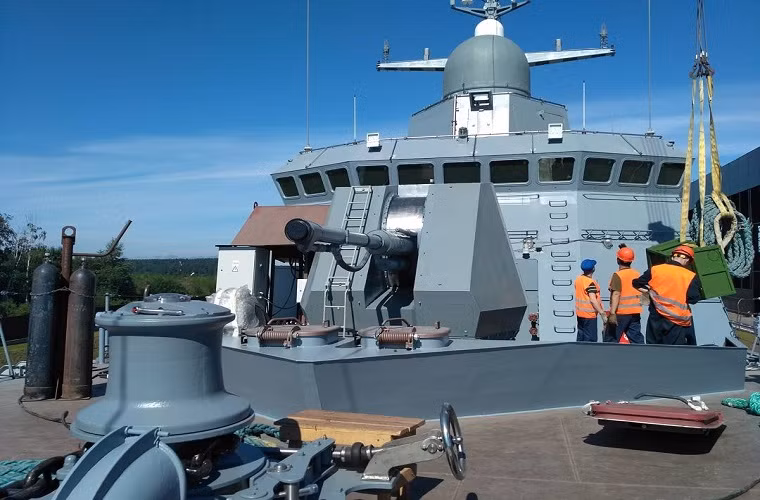 Ngoài Pantsir-M, Karakurt cũng là một trong những tàu chiến đầu tiên của Nga được trang bị hải pháo tiên tiến 76.2mm AK-176M, kết hợp với đó là các tên lửa tấn công Kalibr-NK hoặc P-800 Onix vốn cũng được trang bị trên Buyan-M. Nguồn ảnh: bmpd.livejournal.