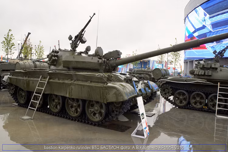 T-62M có động cơ hiện đại hơn các biến thể T-62 ban đầu với động cơ diesel V55U công suất 620 mã lực cho phép đạt tốc độ hơn 50km/h, dự trữ hành trình với nhiên liệu phụ lên tới 450-500km. Trọng lượng của xe cũng không thay đổi quá nhiều với nguyên bản từ 37 tấn tới 40 tấn. Nguồn ảnh: bastion-opk.