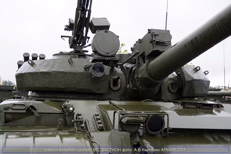 Trang bị giáp của xe tăng T-62 tốt hơn so với T-55, nhưng kém hơn so với T-72. Theo các tài liệu được công bố, mặt trước tháp pháo dày 242mm (chưa tính giáp BDD), 153mm sườn và 97mm ở sau đuôi tháp, 40mm trên đỉnh, 102mm nghiêng 60 độ trước thân xe (tương đương 204mm thép đặt đứng), 79mm sườn xe, 46mm đuôi xe và 20mm gầm xe. Nhìn chung lớp giáp này là khó có thể kháng cự được sức xuyên 800-900mm từ tên lửa TOW của phiến quân, còn nếu chúng sử dụng RPG-7 phiên bản đời đầu thì có khả năng chống lại được. Nguồn ảnh: bastion-opk.