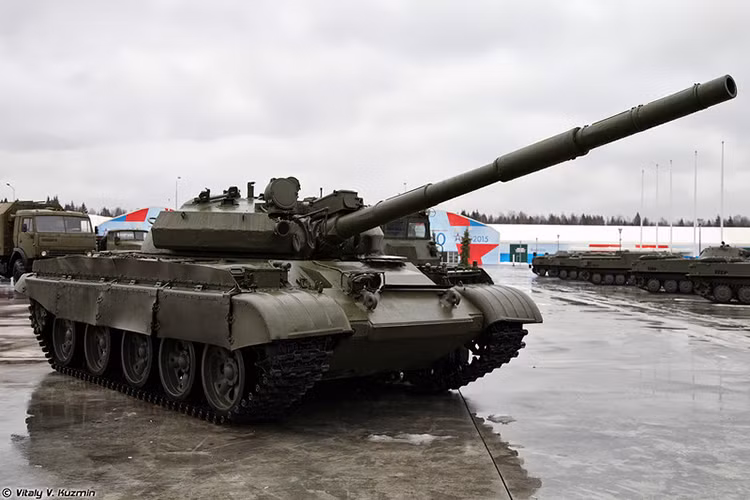 T-62M (Object 166M) là phiên bản hiện đại hóa sâu rộng trên cơ sở T-62, được ra mắt và đưa vào sản xuất hàng loạt từ năm 1983. Đến nay không chỉ T-62M mà hầu hết các dòng T-62 đều đã bị Quân đội Nga loại khỏi biên chế từ năm 2011, còn số phận của số xe tăng này sau đó còn tùy thuộc vào cách Moscow tận dụng chúng mà Syria là một ví dụ điển hình nhất. Nguồn ảnh: Vitaly Kuzmin.