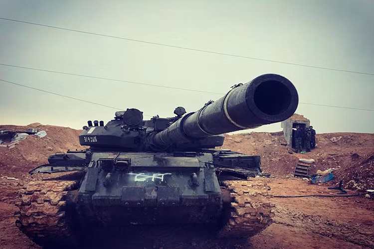 Trên các chiến trường trọng điểm ở vùng sa mạc trung tâm Syria không phải T-90A hay T-72B3 đóng vai trò trung tâm trong các mũi thiết giáp tấn công sâu vào vùng sa mạc này mà lại là T-62M. Với số lượng xe tăng đông đảo, Quân đội Syria nhanh chóng đập tan các cứ điểm phòng thủ của IS nằm sâu trong vùng sa mạc xung quanh Palmyra và một phần của tỉnh Deir ez-Zor. Nguồn ảnh: Defence.Ru.