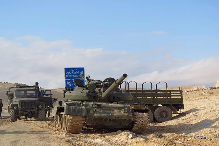 Sau gần 7 năm xung đột, việc Nga chuyển giao những chiếc T-62M cho Quân đội chính phủ Syria gần như là một phép màu hồi sinh lực lượng tăng thiết giáp của nước này vốn đã rệu rã khi phải gánh chịu quá nhiều tổn thất trên chiến trường. Điều này có thể thấy rõ qua việc những chiếc T-62M của Syria còn chưa kịp thay màu sơn ngụy trang đã phải lao ra ngay chiến trường. Nguồn ảnh: in24.org.
