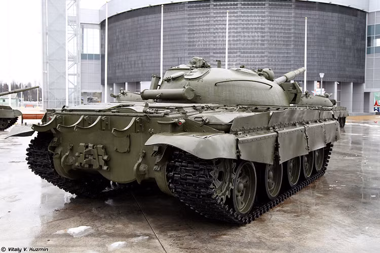 So với các phiên bản T-62 trước đó, T-62M được trang bị thêm tổ hợp tên lửa chống tăng dẫn đường laser Sheksna (NATO gọi là AT-12 Swinger), giáp phòng vệ thụ động BDD, động cơ V-55U có công suất 580 mã lực và máy tính đường đạn kiểu mới có cả thiết bị đo xa bằng laser. Nguồn ảnh: Vitaly Kuzmin.