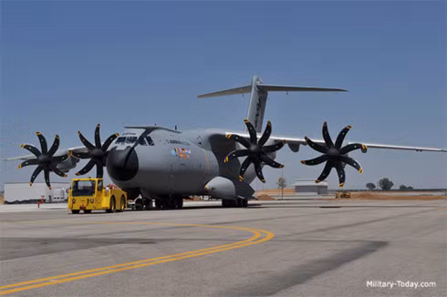 Airbus A400M Atlas là máy bay vận tải quân sự của Mỹ được sản xuất để xuất khẩu. Airbus A400M Atlas có tải trọng tối đa là 37 tấn và có thể cất và hạ cánh trên đường băng ngắn và mềm. Nguồn ảnh: Military Today.